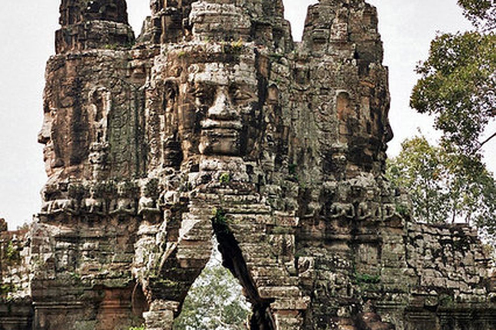 Kirkjan við rústir Angkor-musterisins.