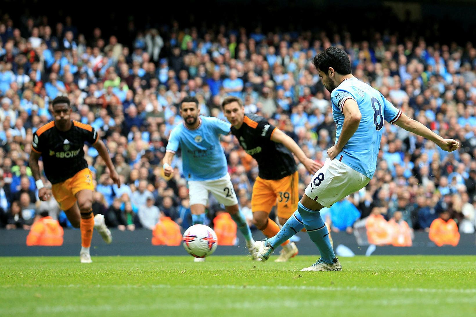 Þjóðverjinn Illkay Gundogan klúðrar víti til að fullkomna þrennuna. Það …