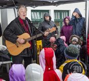 Valgeir syngur með krökkunum í  Laufásborg