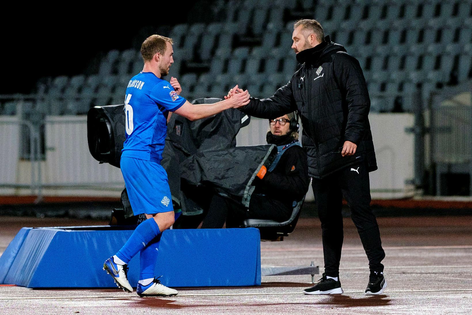 Davíð Snorri Jónasson ásamt Rúnari Má Sigurjónssyni í landsleik Íslands …