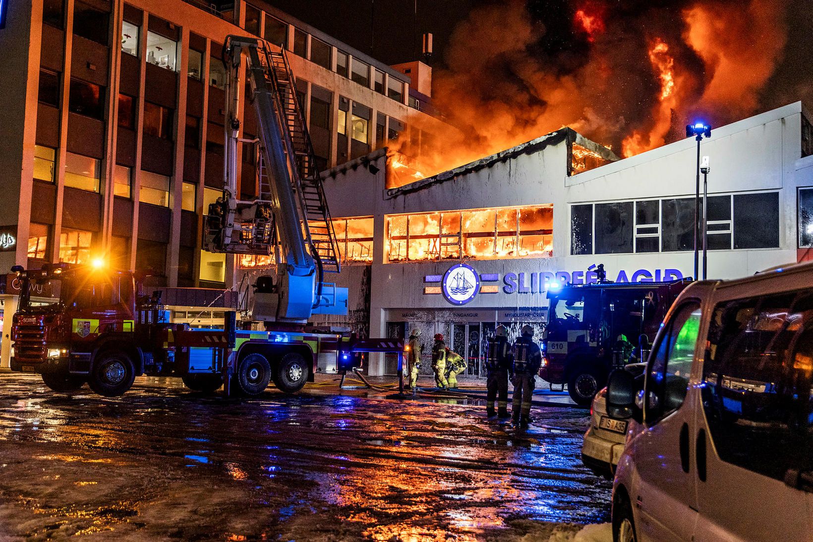 Tilkynning um eld barst á sjötta tímanum í gær. Slökkviliðsmenn …