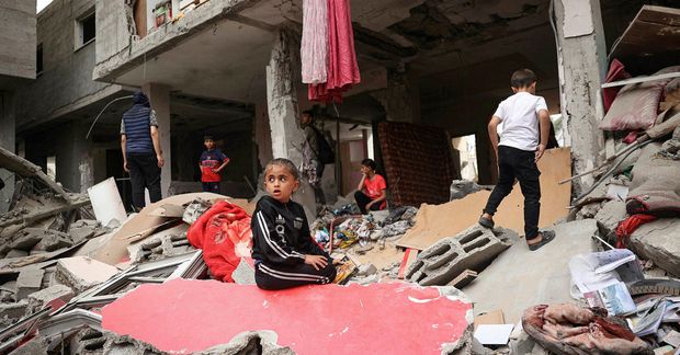 Palestínsk börn í húsarústum í borginni Rafah eftir loftárásir Ísraela.