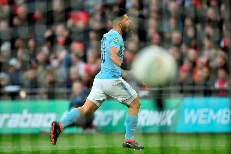 Sergio Agüero fagnar marki sínu fyrir Manchester City gegn Arsenal í dag.