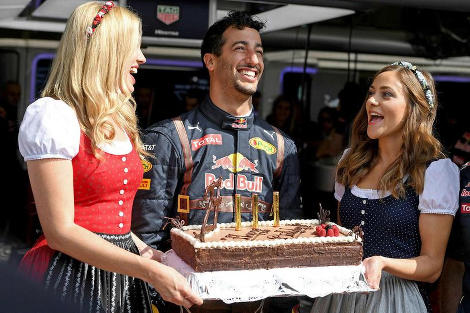Daniel Ricciardo fékk væna tertu í tilefni afmælisins í Spielberge …