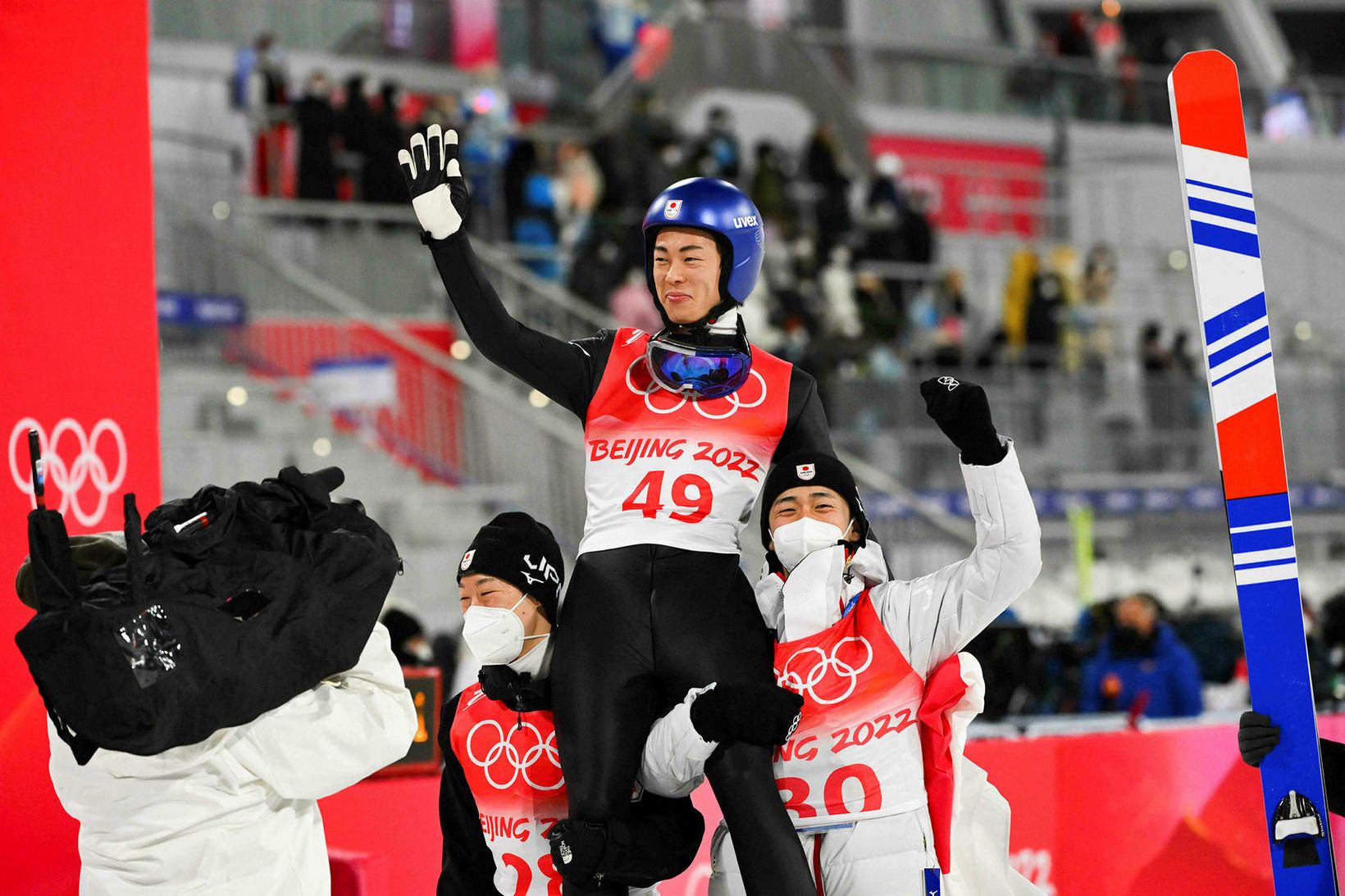 Ryoyu Kobayashi fagnar ólympíugullinu í dag.