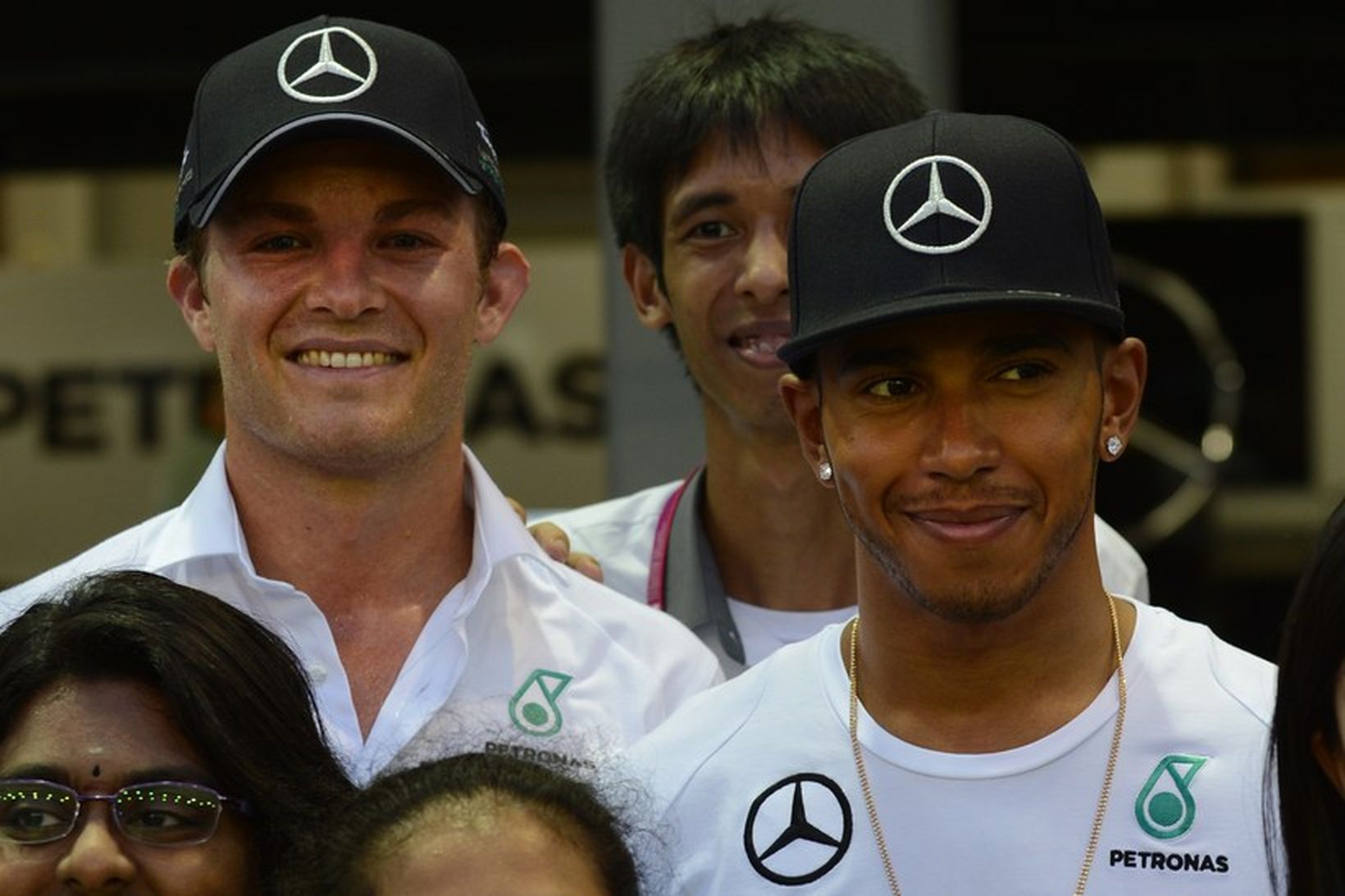 Nico Rosberg og Lewis Hamilton með unnendum formúlu-1 í bílskúrareininni …