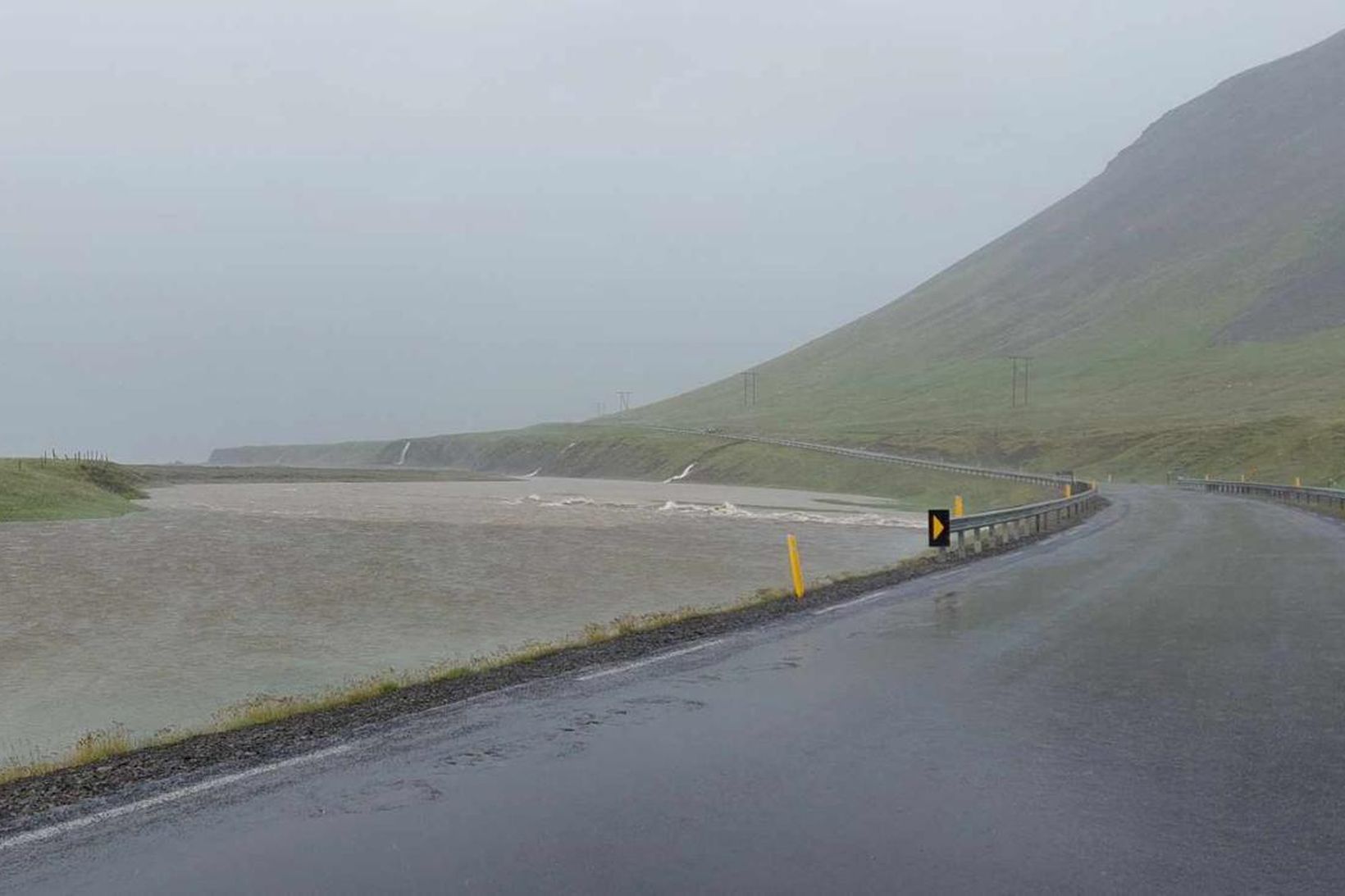 Grundaráin orðin eins og jökulfljót.