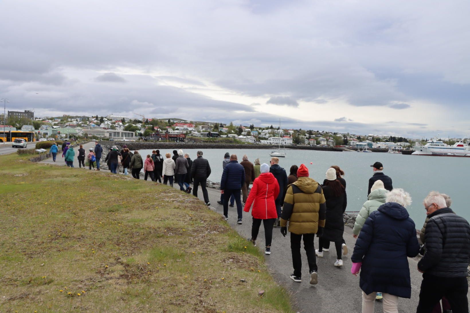 Hátt í hundrað manns mættu í fyrstu Bekkjargönguna á vegum …