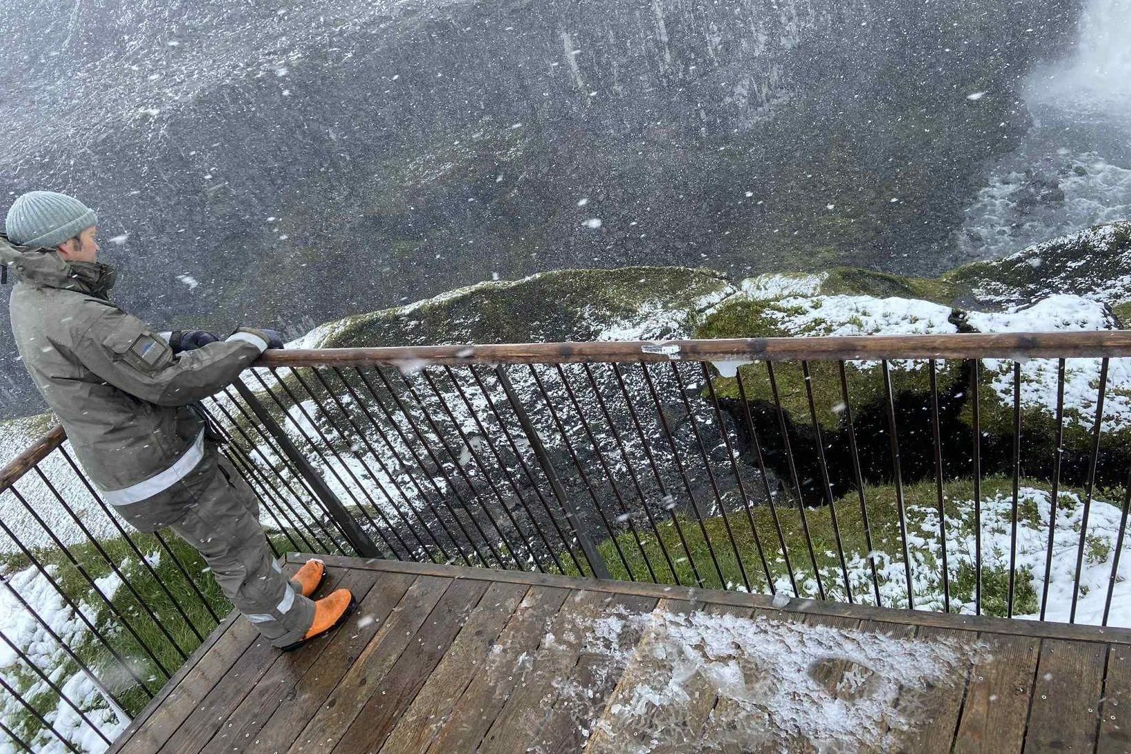 Loka svæðinu eftir að víðfeðmt sprungunet var afhjúpað