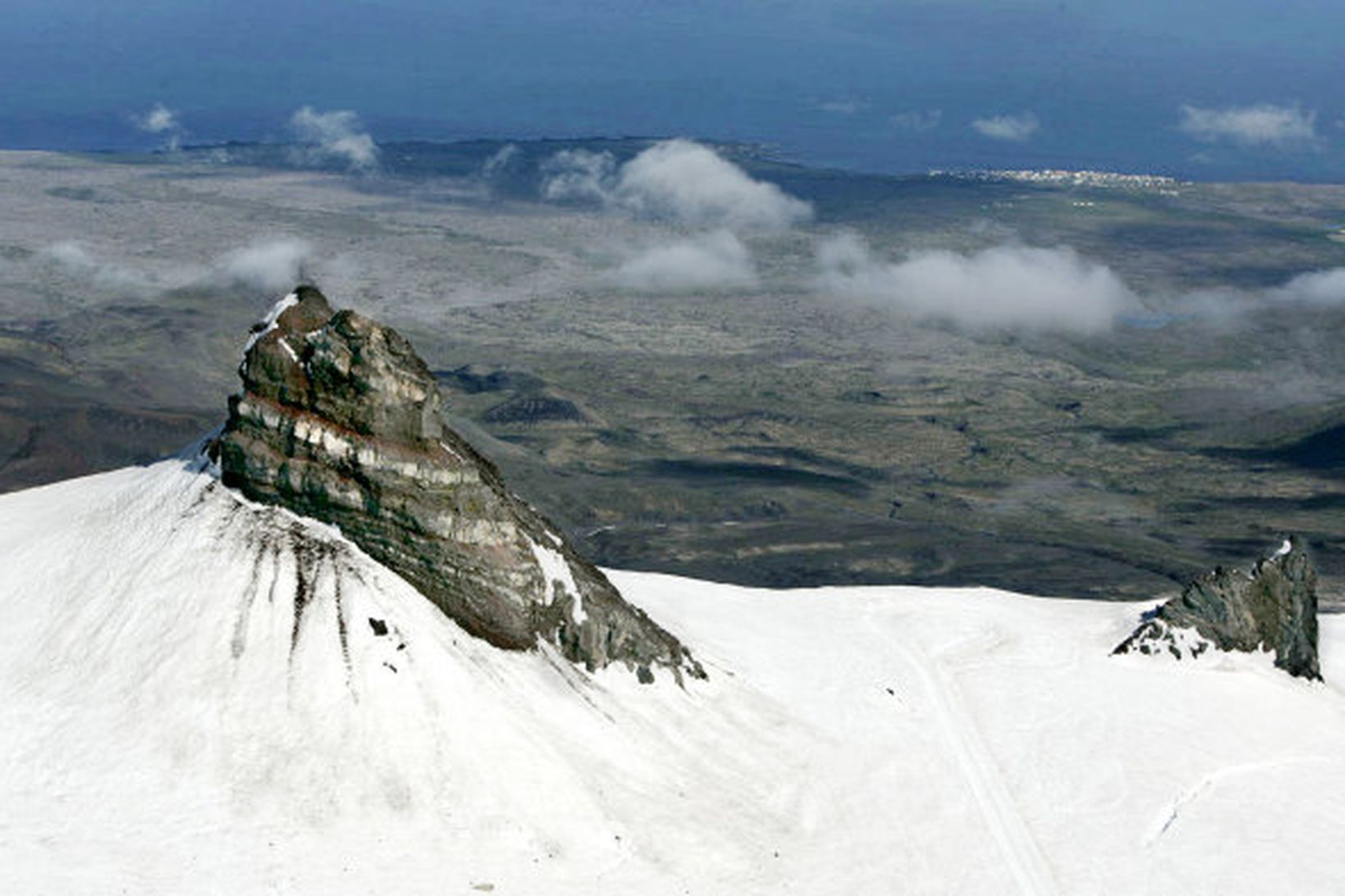 Jökulháls liggur meðfram Snæfellsjökli. Vegurinn er fjallvegur og ófær á …