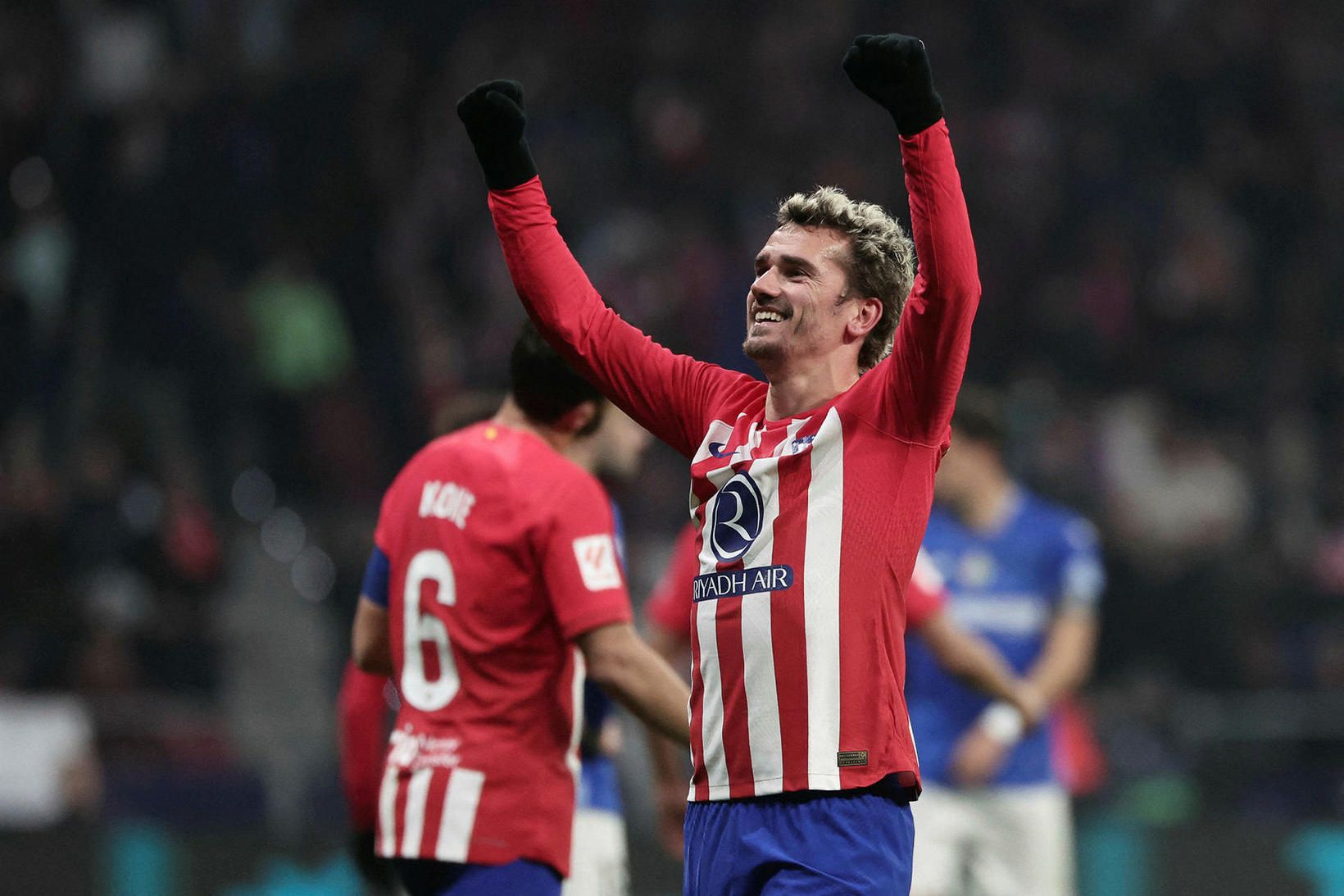 Antoine Griezmann fagnar sögulegu marki sínu í gærkvöldi.