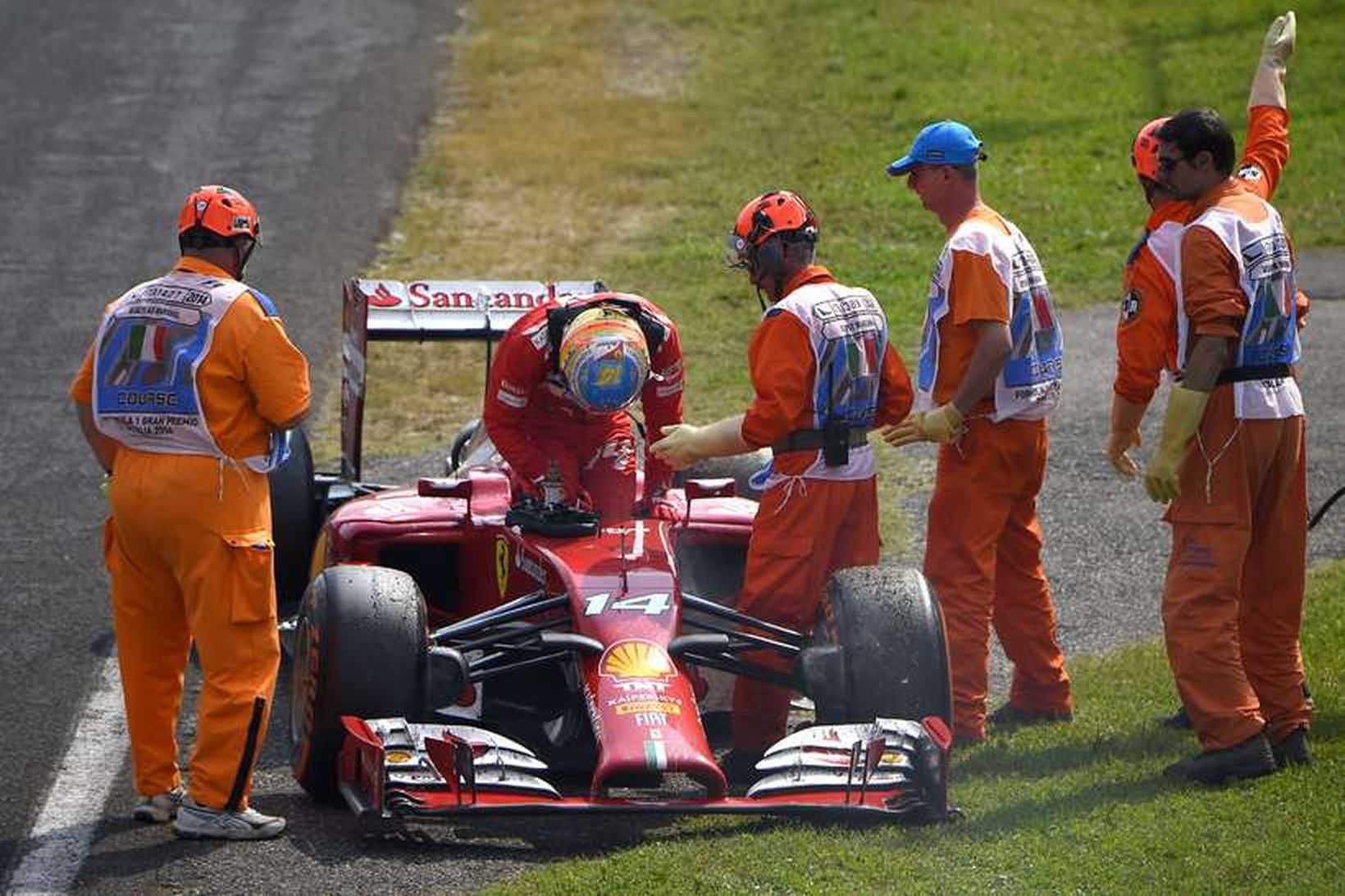 Fernando Alonso stígur upp úr biluðum Ferraribílnum í Monza.