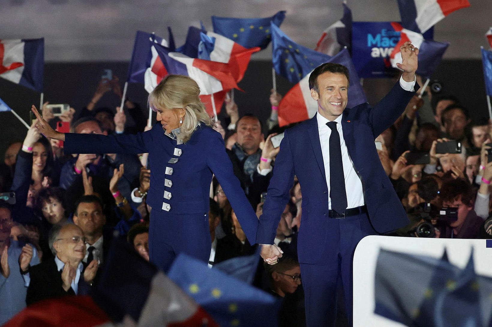 Emmanuel Macron og kona hans Brigitte Macron gátu fagnað í …