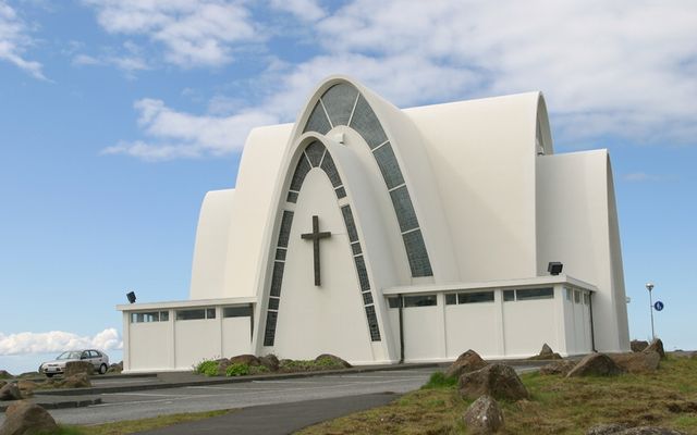 Maðurinn seldi fíkniefni á bílastæði við Kópavogskirkju í Hamraborg.