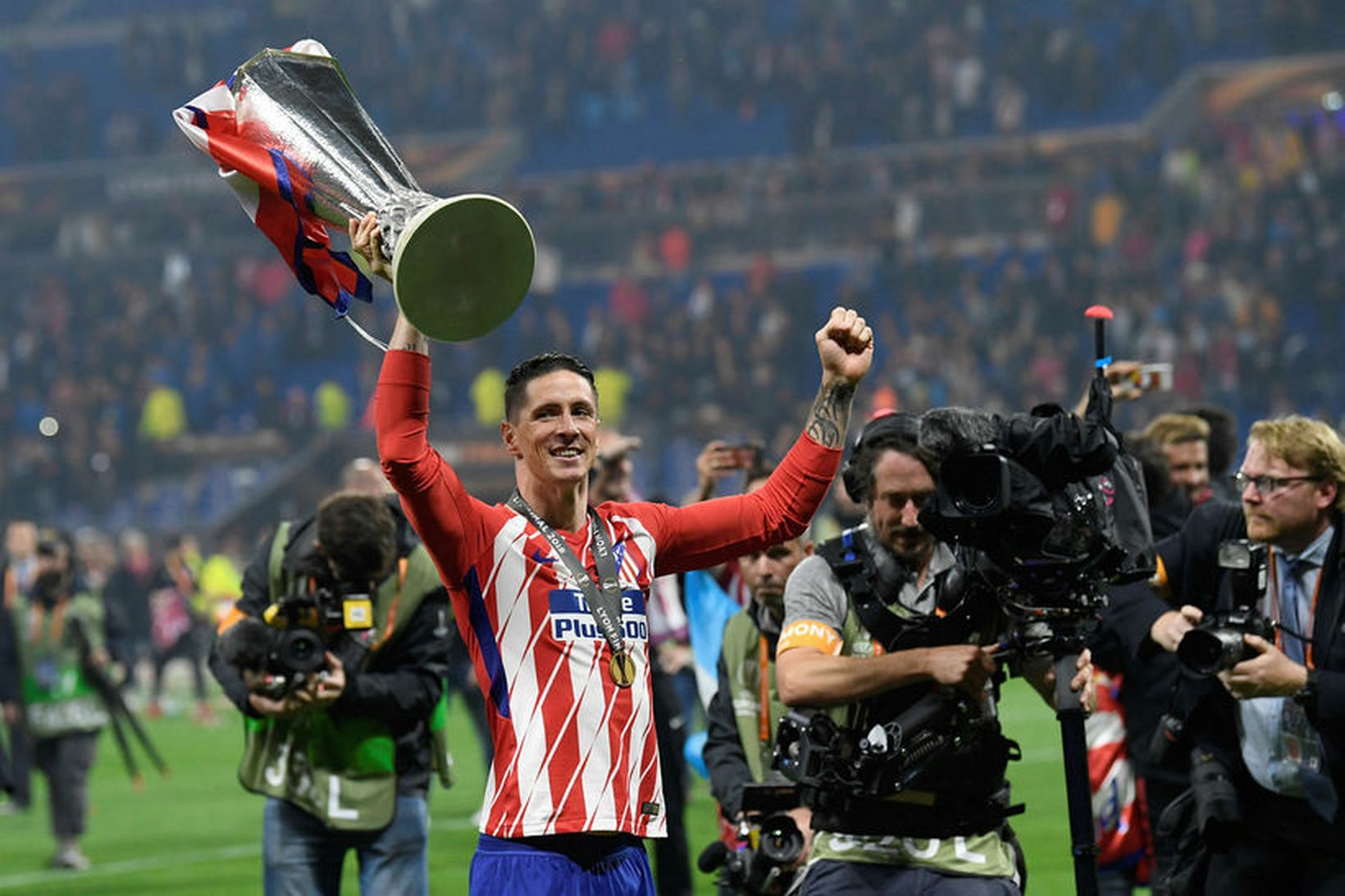Fernando Torres með bikarinn eftir sigur Atlético Madrid í Evrópudeildinni …