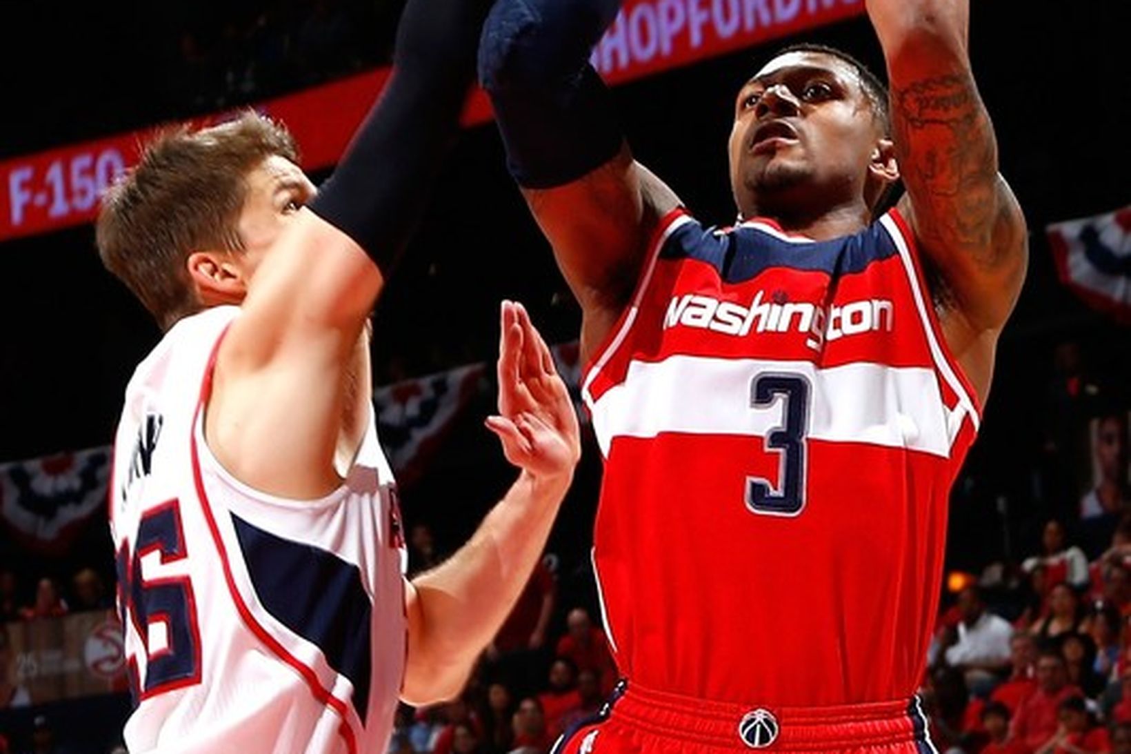 Bradley Beal skorar fyrir Washington í leiknum í Atlanta í …