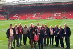 Leikmenn Liverpool og KR frá árinu 1964 fyrir leikinn á Anfield í dag.