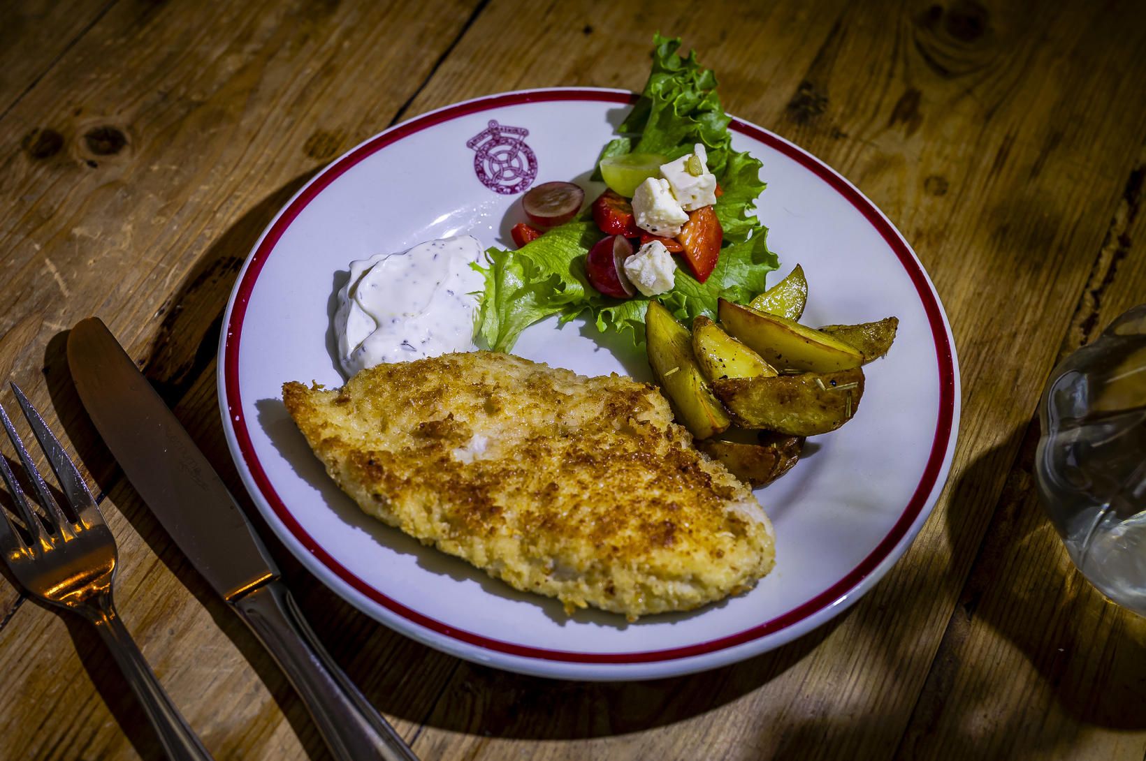 Kjúklingur með parmesan borinn fram með jógúrtsósu