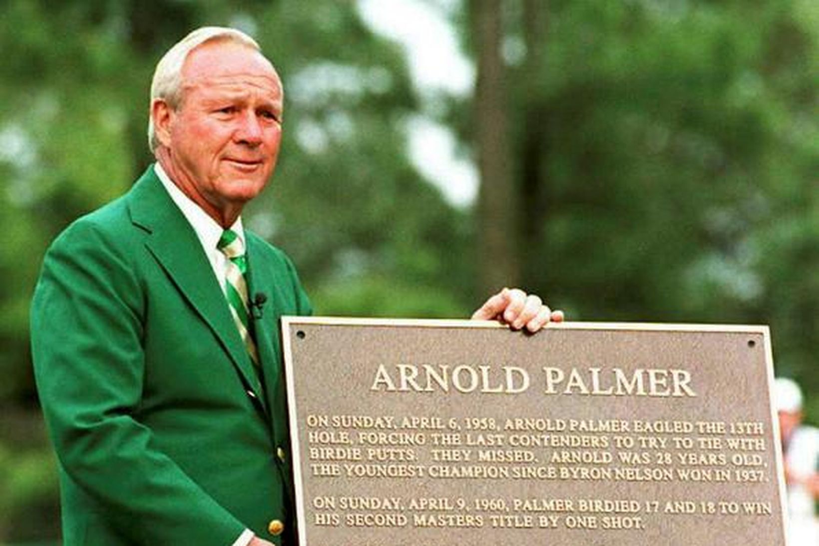Arnold Palmer við minnismerki á Augusta National-vellinum árið 1995.