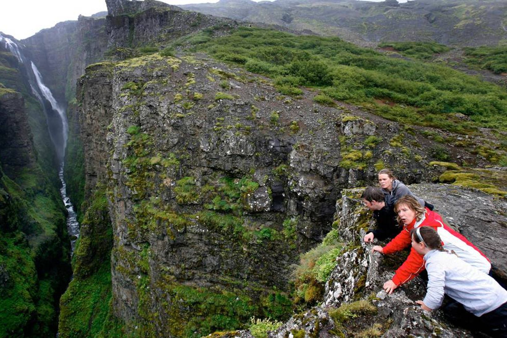 Fossinn Glymur dregur að sér fjölda ferðamanna á sumrin.