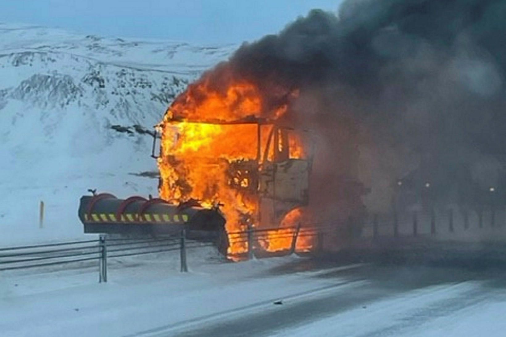 Nokkuð eldhaf stóð af bílnum.