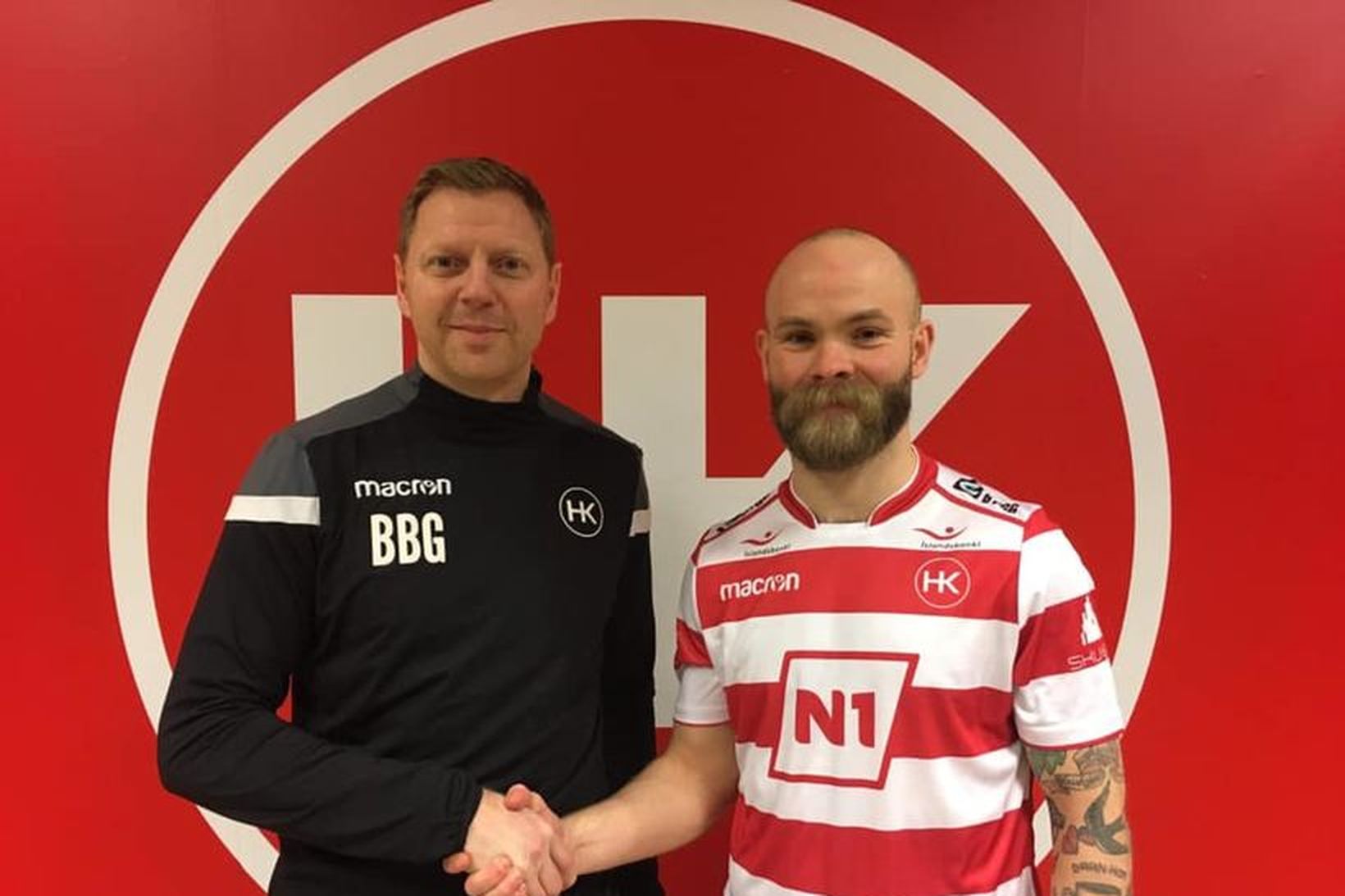 Brynjar Björn Gunnarsson, þjálfari HK, og Ásgeir Börkur Ásgeirsson handsala …