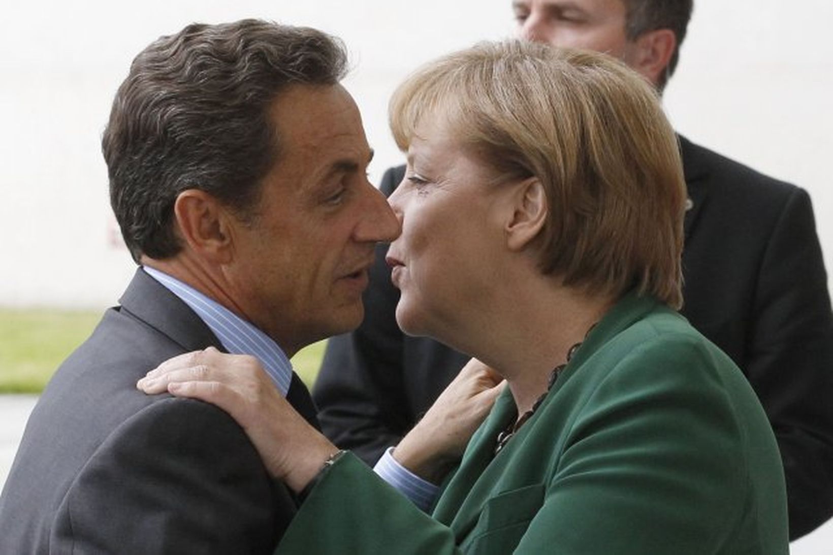 Forseti Frakklands, Nicolas Sarkozy, kyssir kanslara Þýskalands, Angelu Merkel yfirleitt …