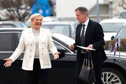 Halla Tómasdóttir hefur vakið athygli fyrir klæðaburð sinn. Hér er hún ásamt bílstjóra forsetans.