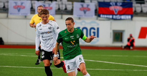 Viktor Karl Einarsson með boltann í leiknum í kvöld.