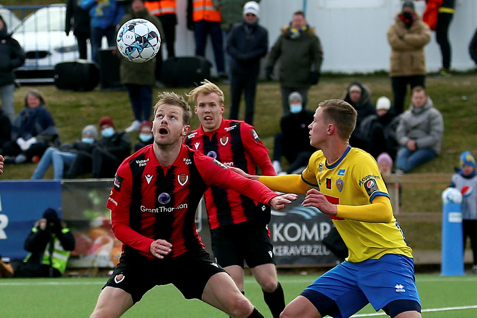 Brynjar Ingi Bjarnason í baráttu við Víkingana Halldór Smára Sigurðsson …