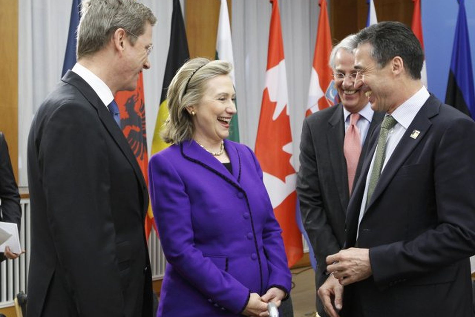 Anders Fogh Rasmussen, framkvæmdastjóri NATO, (t.h.) ásamt Hillary Clinton, utanríkisráðherra …
