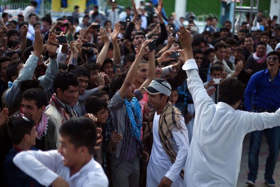 Afganskir unglignar fagna Eid al-Fitr með því að hlusta á tónlist og dansa.