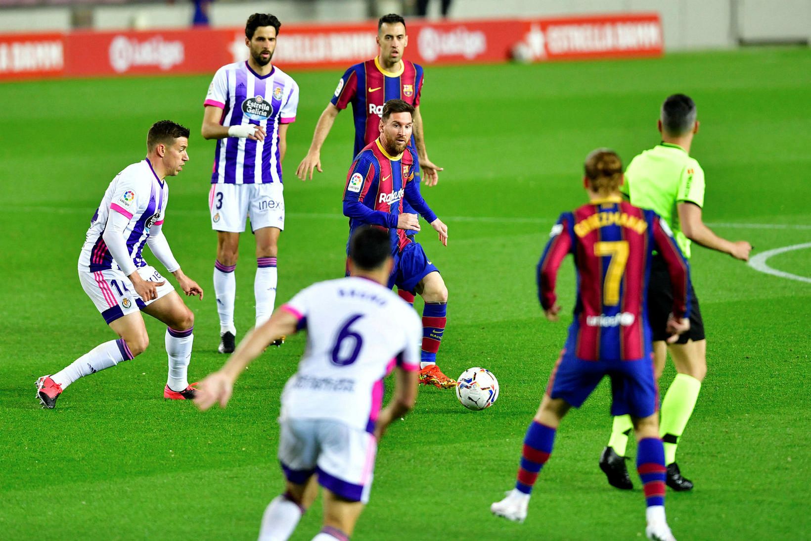 Lionel Messi íhugar næstu sendingu í leiknum gegn Valladolid í …