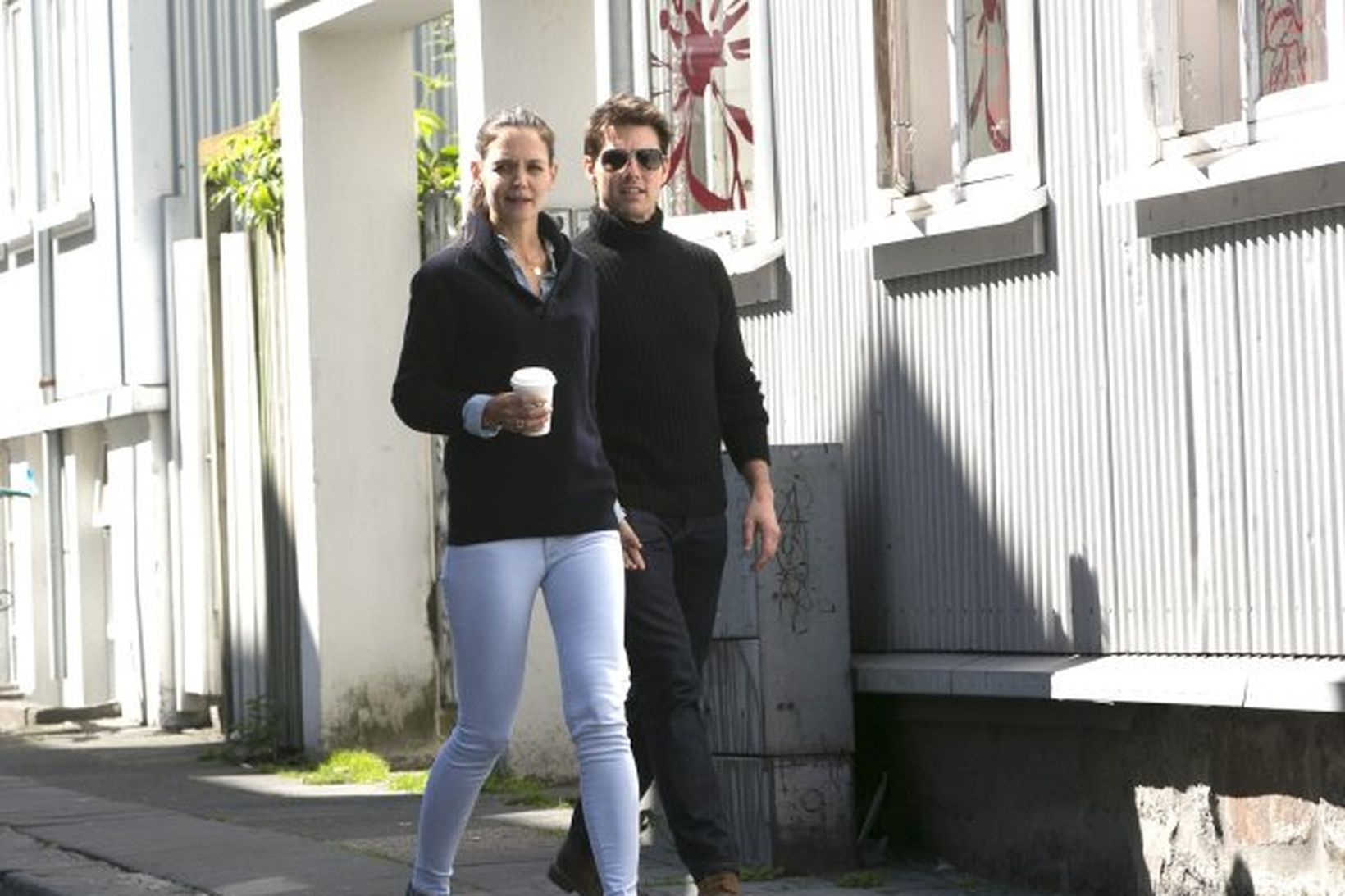 Kate Holmes og Tom Cruise á göngu í miðbæ Reykjavíkur.