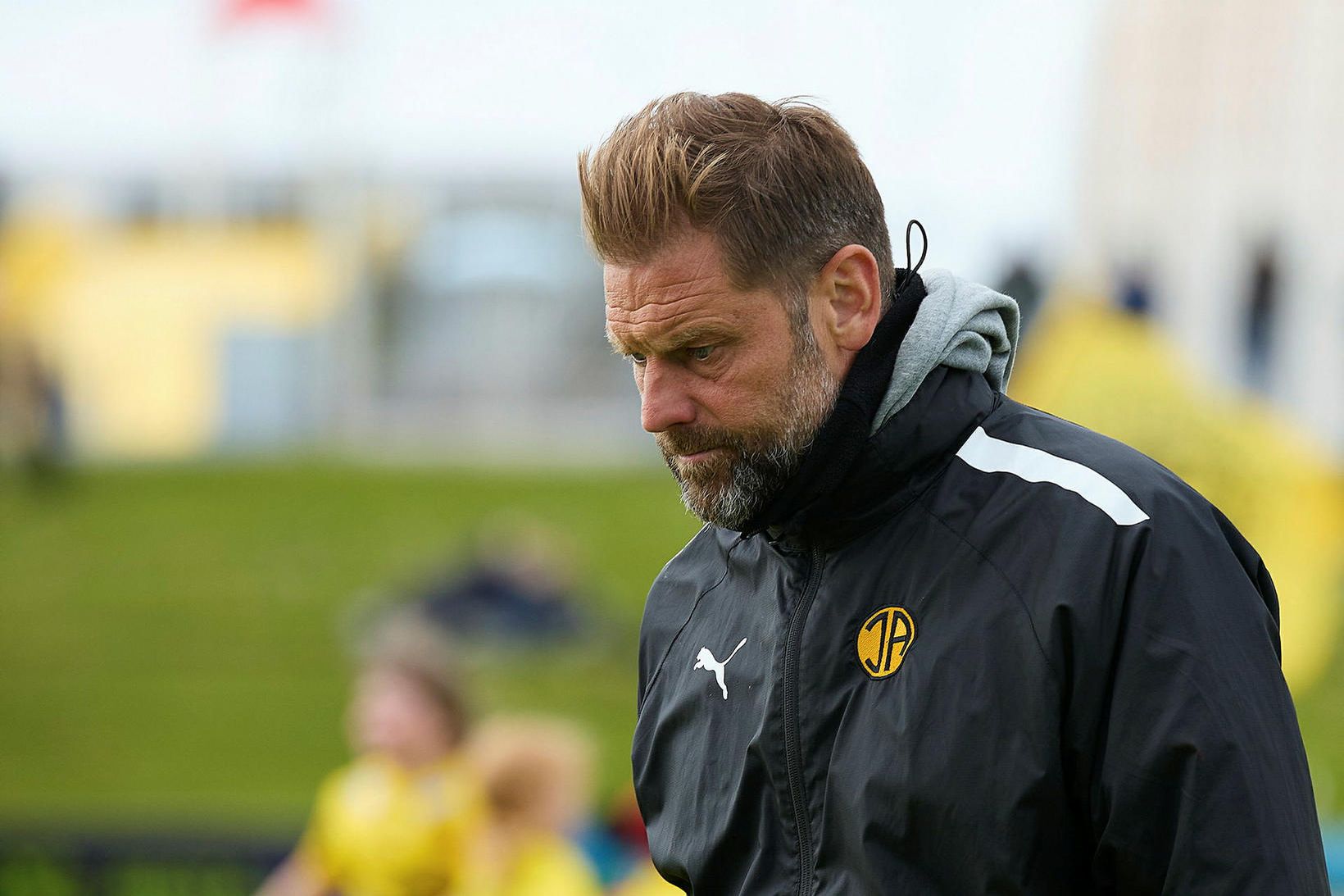 Jón Þór Hauksson á hliðarlínunni í kvöld.