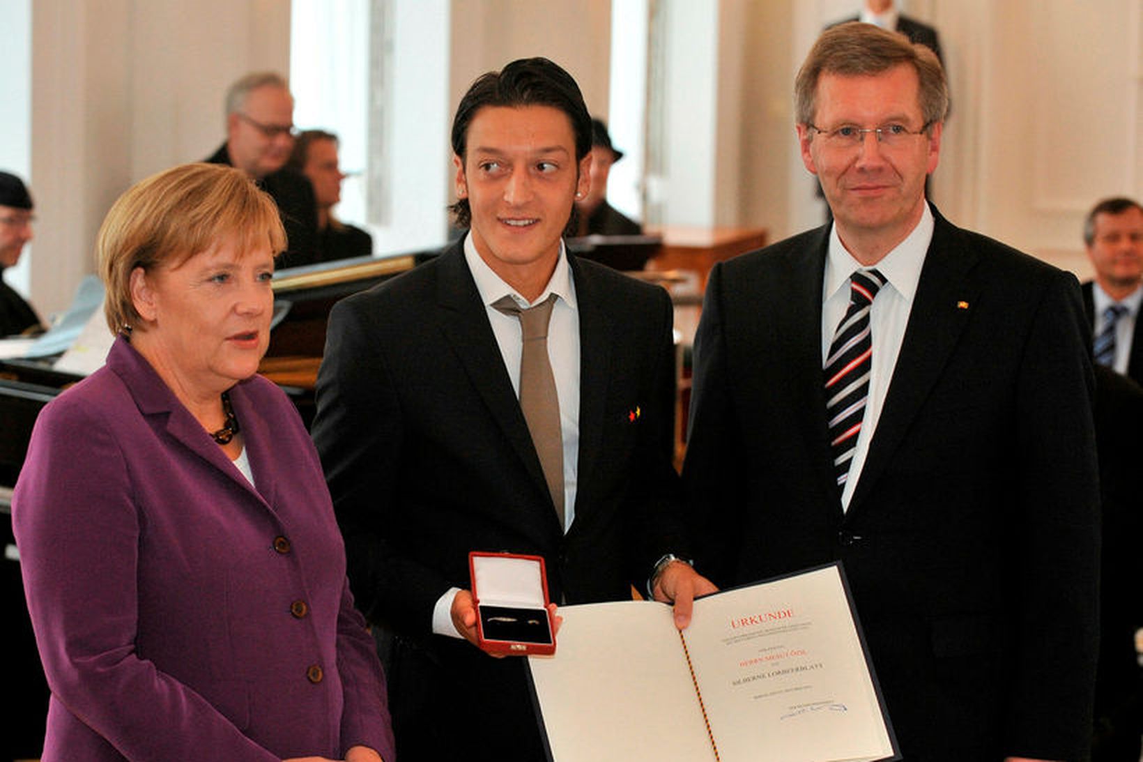Angela Merkel, Mesut Özil og þáverandi forseti Þýskalands, Christian Wulff. …