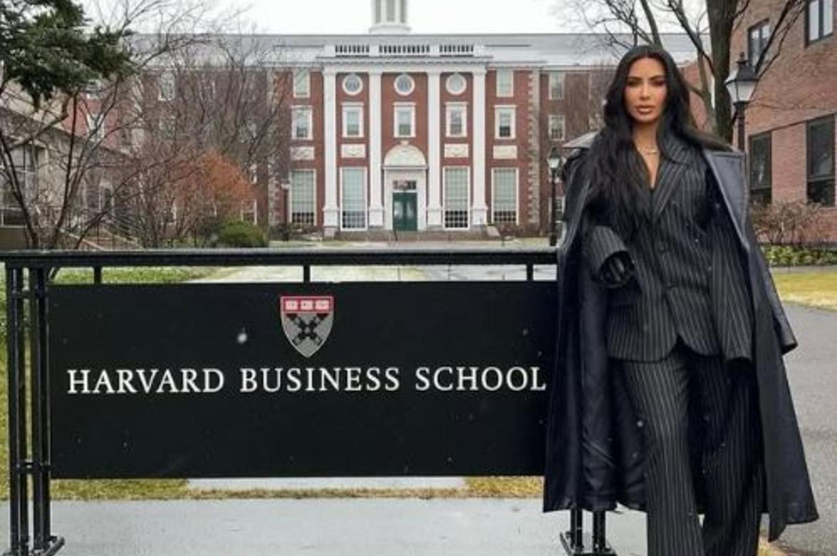 Kim Kardashian útskrifuð úr lögfræðinámi