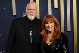 Rex Linn og Reba McEntire geisluðu af hamingju.