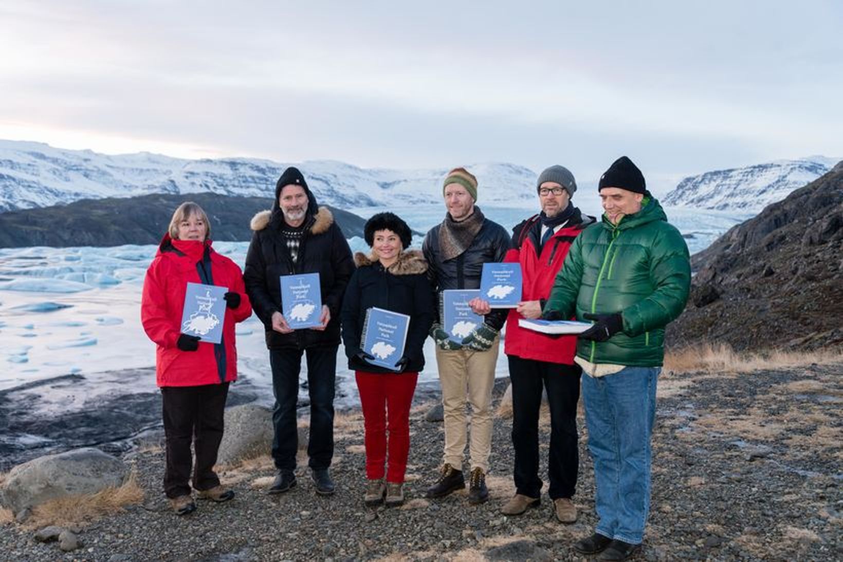 Undirritunin fór fram við Hoffellsjökul í dag, en auk ráðherranna …