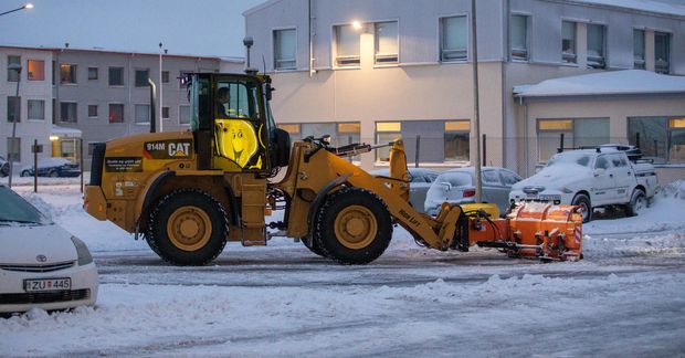 Snjóruðningstæki í Reykjavík.