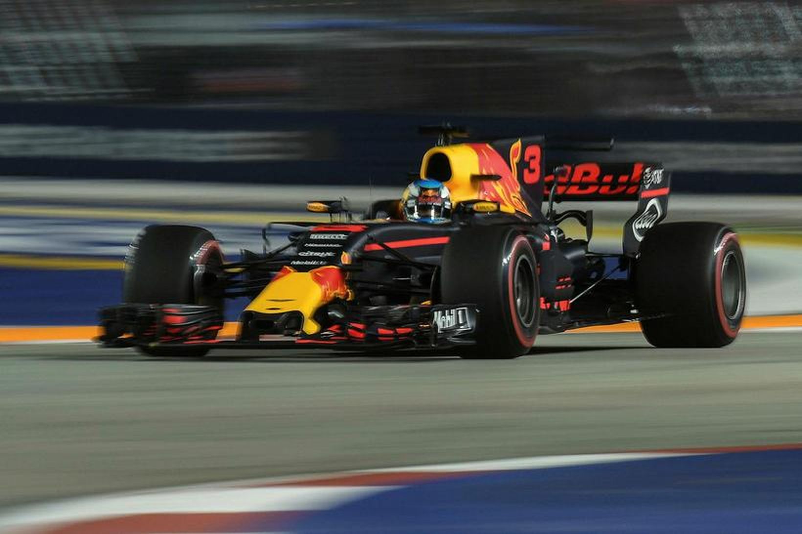 Daniel Ricciardo á seinni æfingu dagsins í Singapúr. Hann ók …
