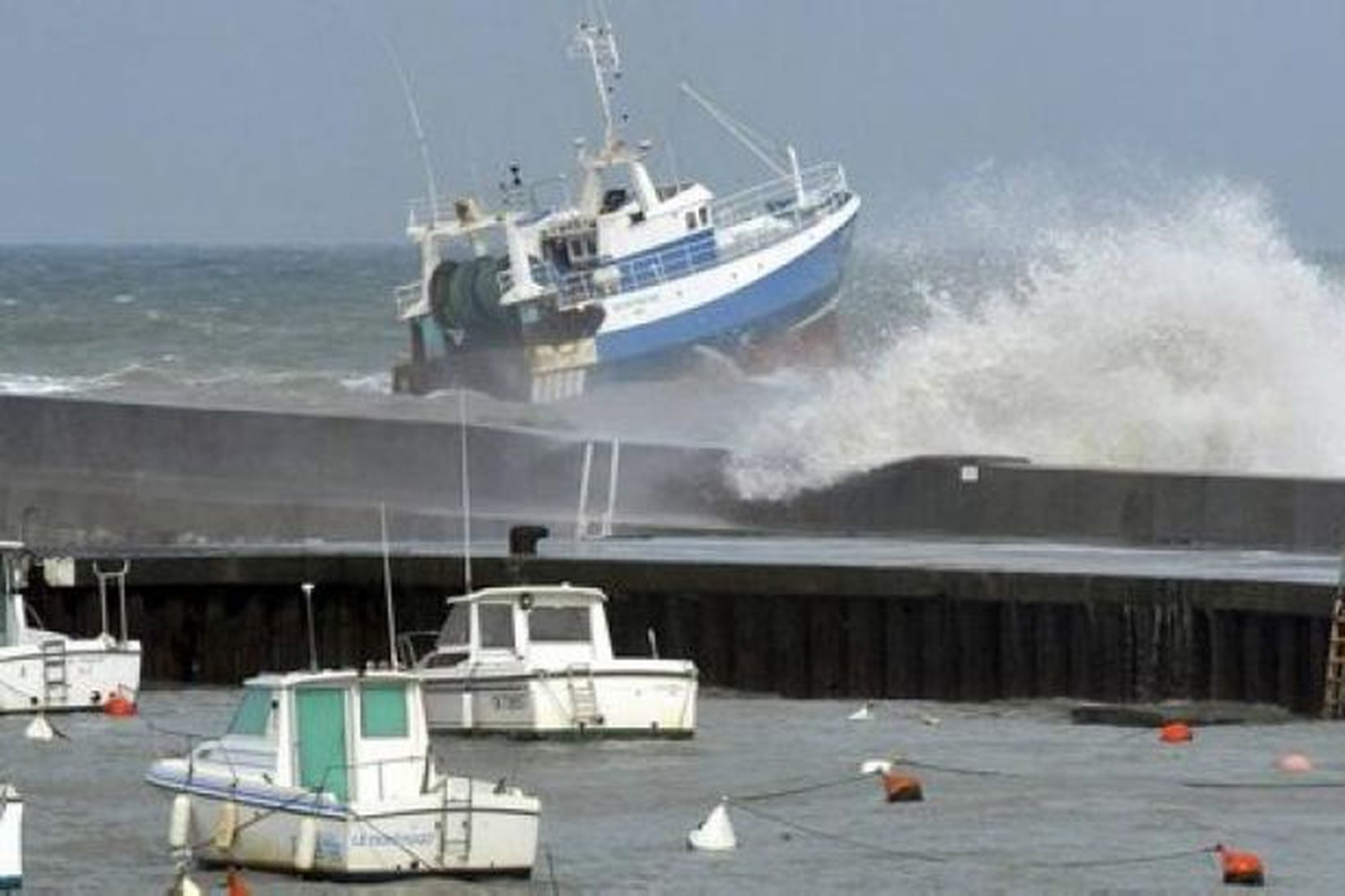 Togbátur lætur úr höfn í Port en Bessin í Normandí …