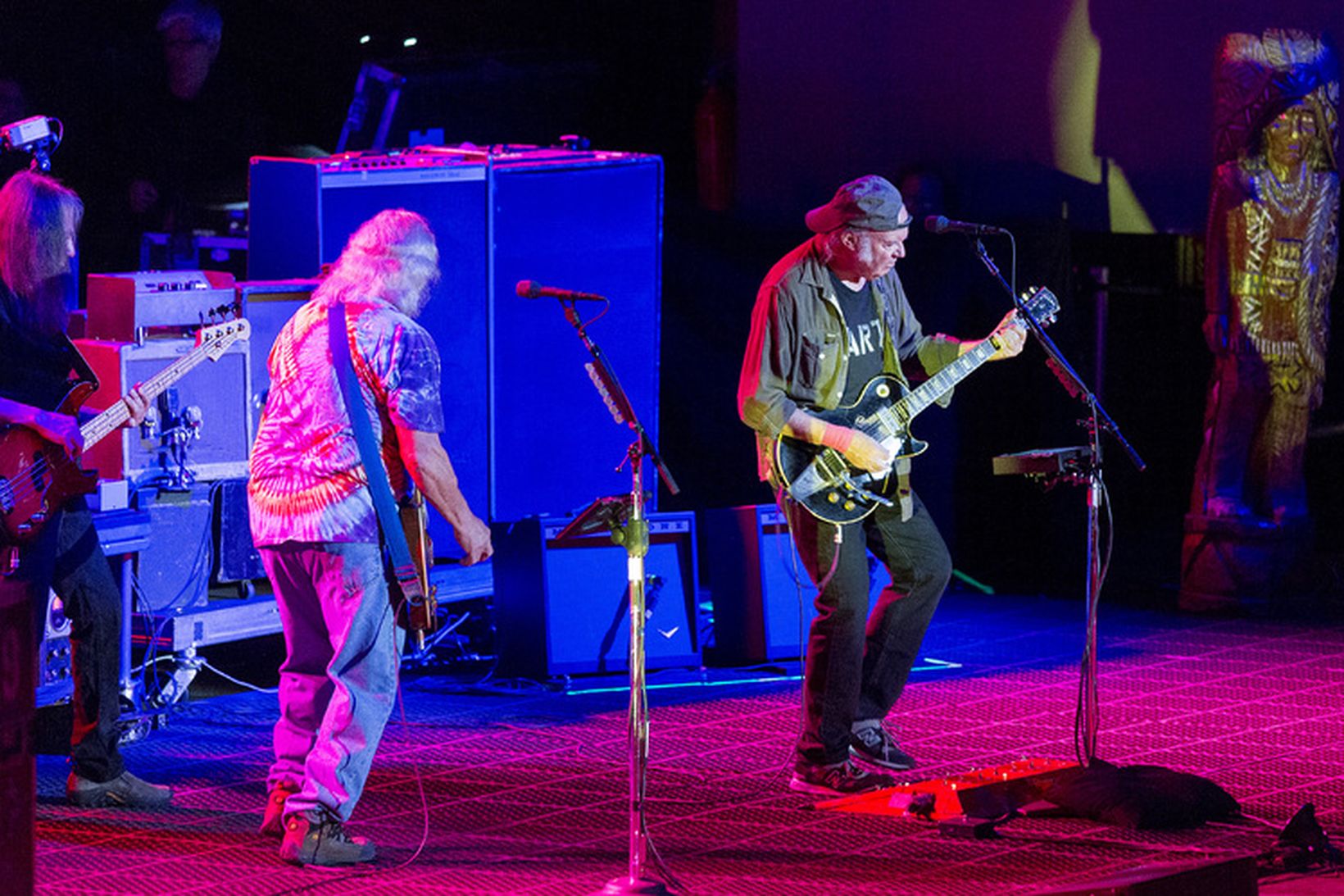 Skallapopparinn Neil Young á sviði Laugardalshallar í kvöld.