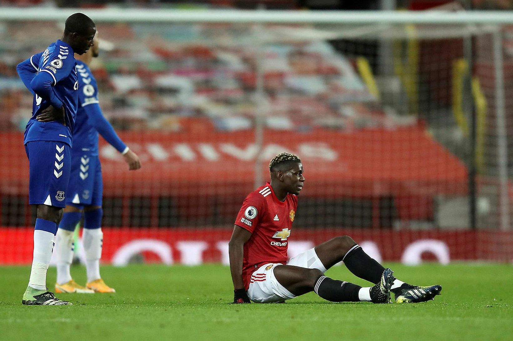 Paul Pogba fór meiddur af velli gegn Everton.