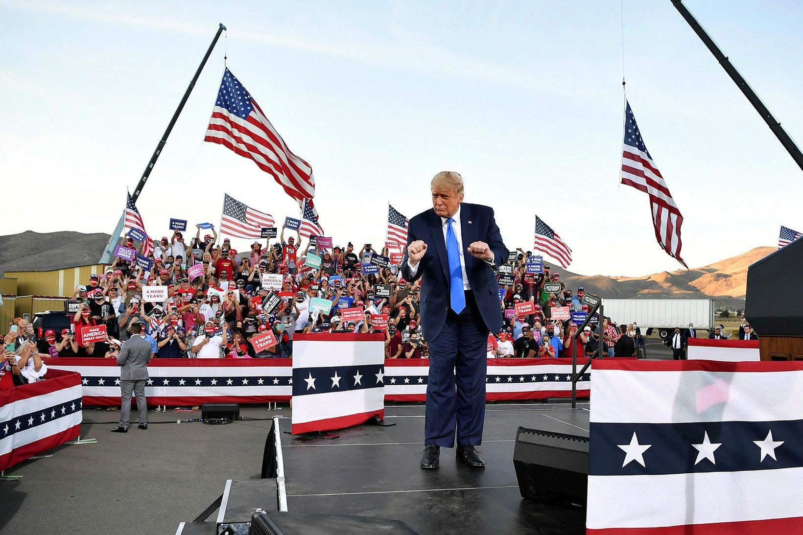 Trump stígur dans á kosningafundi í haust.