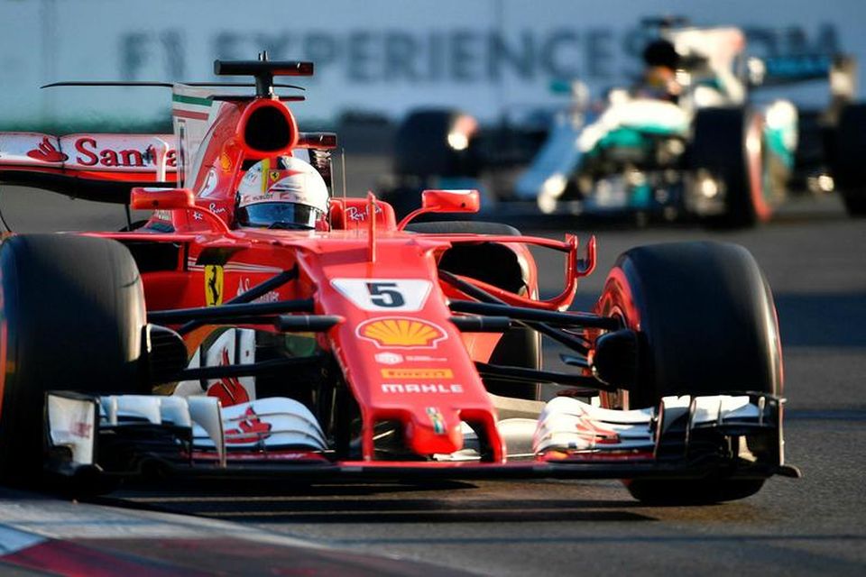 Sebastian Vettel á ferð í Bakú í dag og á eftir kemur Lewis Hamilton.