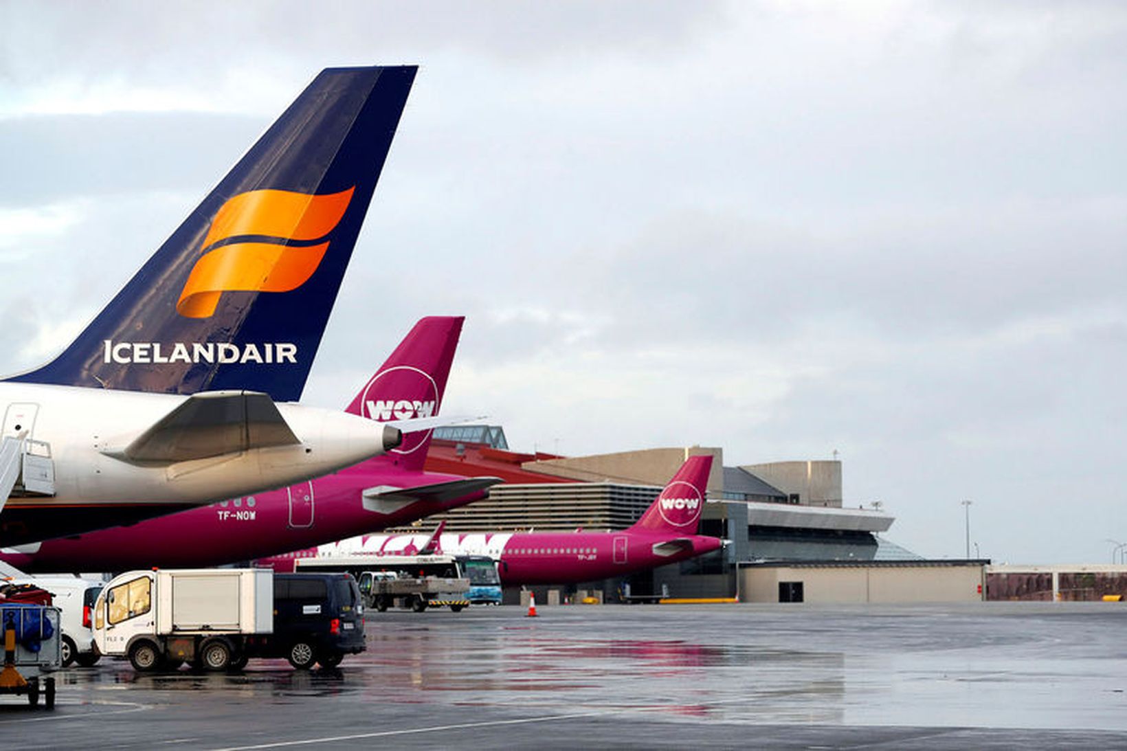 Flugvélar Icelandair og WOW air á Keflavíkurflugvelli áður en síðarnefnda …
