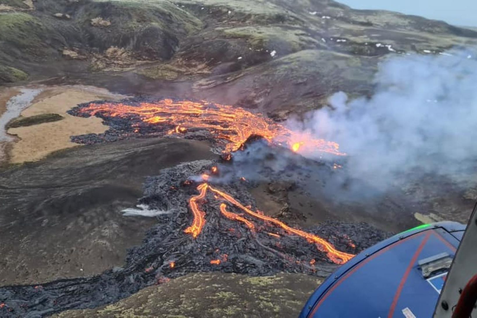 Vísindafólk á vegum Veðurstofunnar og Jarðvísindastofnunar flugu yfir gosið í …