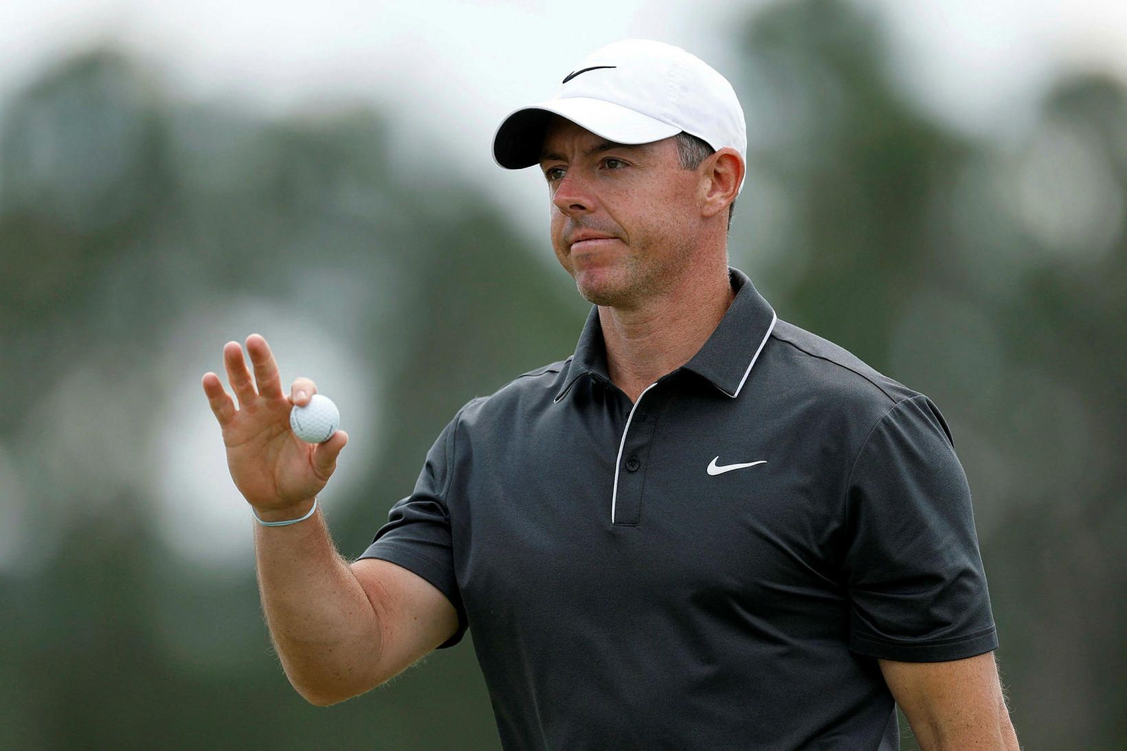 Rory McIlroy þakkar stuðninginn eftir hringinn í dag.