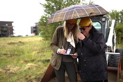 Ásthildur Sturludóttir, bæjarstjóri Akureyrar, og Inga Sæland, félags- og húsnæðismálaráðherra, skoða framkvæmdasvæðið og undirrita samninginn …